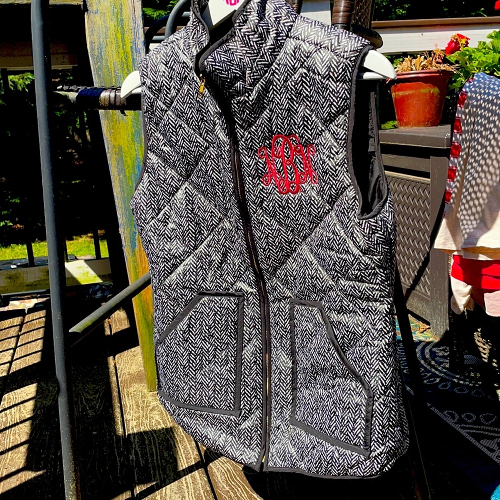 Gorgeous black & white puffer vest